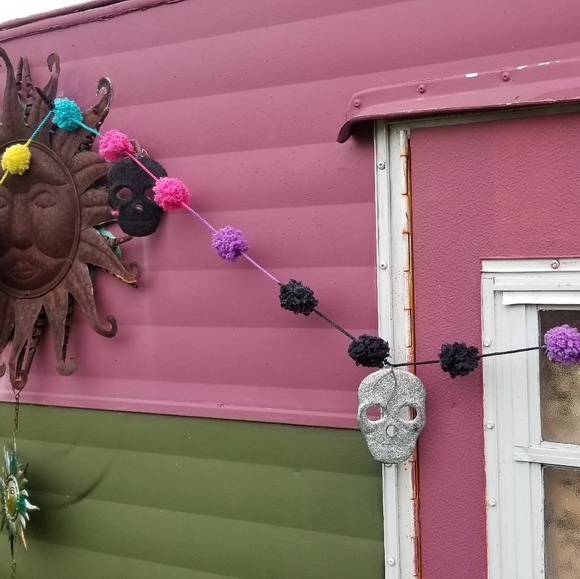 Skull Pom Pom Bunting Halloween Decor - Picture 5 of 5